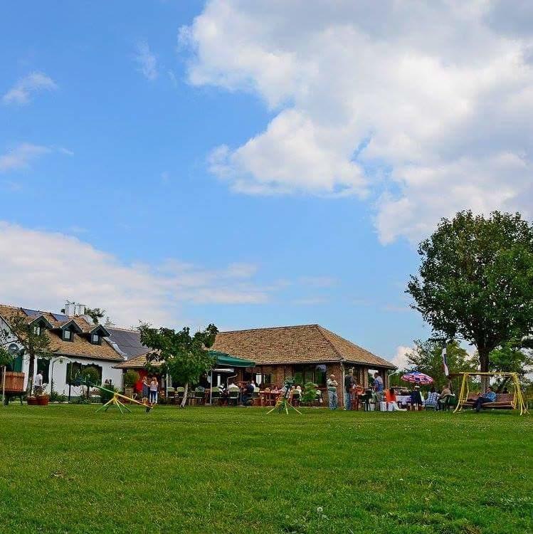 Salas Tatic Hotel Turija Esterno foto
